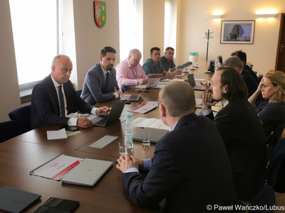 W piątek 23 czerwca 2023 r. w Urzędzie Marszałkowskim Województwa Lubuskiego w Zielonej Górze członek Zarządu Województwa Lubuskiego Marcin Jabłoński spotkał się z prezesem zarządu spółki Polregio Adamem Pawlikiem.