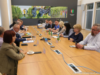 Uczestnicy spotkania przedstawicieli Komisji Współpracy Zagranicznej i Promocji Województwa Lubuskiego z delegacją z Ukrainy