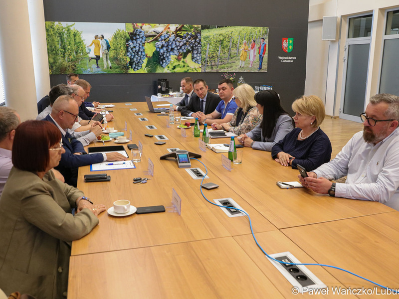 Uczestnicy spotkania przedstawicieli Komisji Współpracy Zagranicznej i Promocji Województwa Lubuskiego z delegacją z Ukrainy