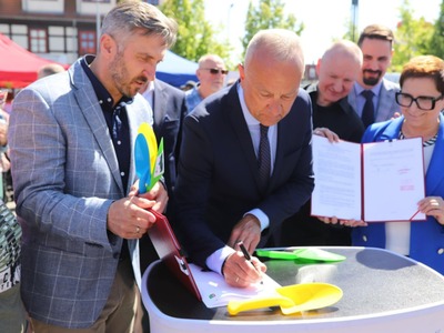 Piknik Funduszy Europejskich w Drezdenku był świętem wszystkich mieszkańców. W jego trakcie podpisaliśmy, wszyscy razem, umowę na dofinansowanie budowy IV etapu obwodnicy miasta!