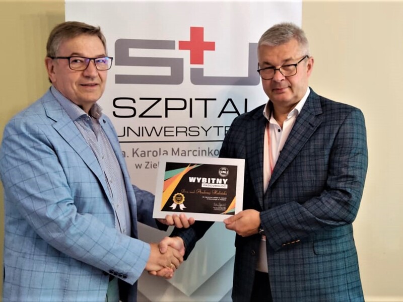 Nagrody dr. n. med. Andrzejowi Halińskiemu pogratulował m.in. prezes zielonogórskiej lecznicy dr Marek Działoszyński