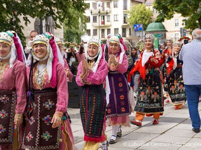 Barwnym, rozśpiewanym korowodem ulicami Zielonej Góry rozpoczął się w środę, 5 lipca 2023 r. Międzynarodowy Festiwal Folkloru „Oblicza Tradycji”