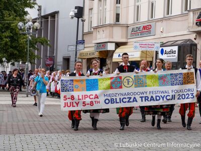 Barwnym, rozśpiewanym korowodem ulicami Zielonej Góry rozpoczął się w środę, 5 lipca 2023 r. Międzynarodowy Festiwal Folkloru „Oblicza Tradycji”