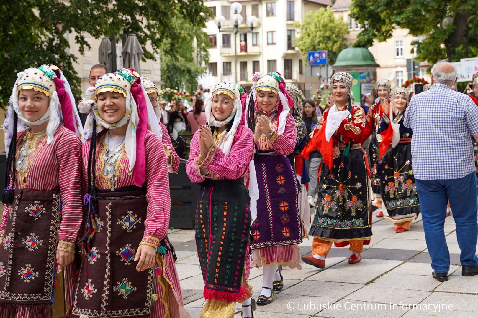 Barwnym, rozśpiewanym korowodem ulicami Zielonej Góry rozpoczął się w środę, 5 lipca 2023 r. Międzynarodowy Festiwal Folkloru „Oblicza Tradycji”