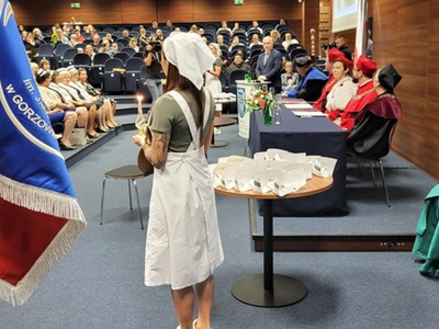 W Akademii im. Jakuba z Paradyża w Gorzowie Wlkp. odbyło się pierwsze „czepkowanie” studentów pielęgniarstwa. Dyplomy otrzymało 57 absolwentek i absolwentów. Samorząd Województwa Lubuskiego dotychczas przekazał 3,4 mln zł na wsparcie tego kierunku.