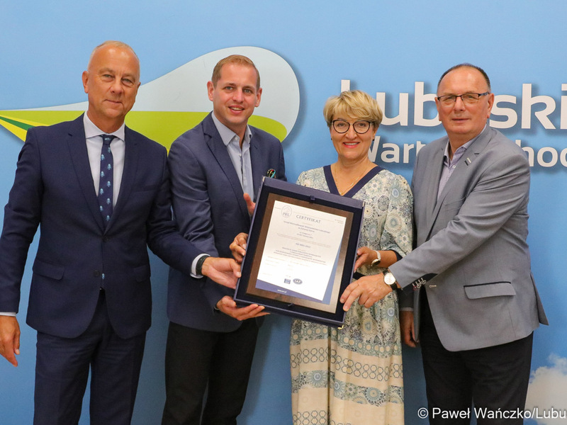 Przedstawiciele Zarządu Województwa Lubuskiego z certyfikatem jakości dla urzędu, od lewej: członek zarządu województwa Marcin Jabłoński, wicemarszałek Łukasz Porycki, marszałek Elżbieta Anna Polak oraz wicemarszałek Stanisław Tomczyszyn.