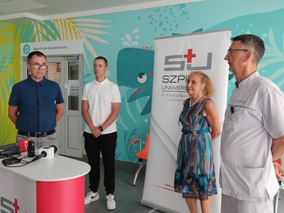 Mateusz Bąk (drugi z lewej) dziękował za opiekę medyczną na Klinicznym Oddziale Onkologii i Hematologii Dziecięcej prof. Ewie Gorczyńskiej, kierownik oddziału oraz naczelnemu lekarzowi Szpitala Uniwersyteckiego, Emilowi Korczakowi. Towarzyszył mu ojciec, Paweł Bąk.
