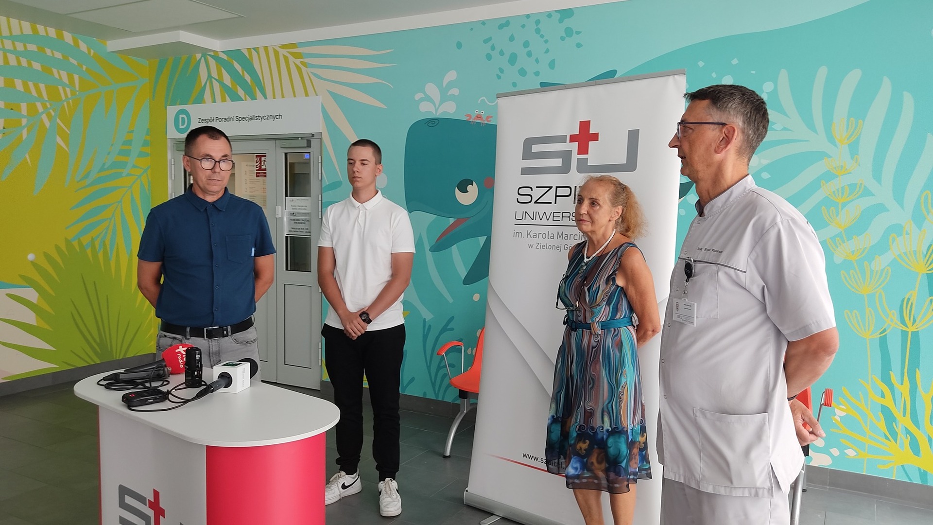 Mateusz Bąk (drugi z lewej) dziękował za opiekę medyczną na Klinicznym Oddziale Onkologii i Hematologii Dziecięcej prof. Ewie Gorczyńskiej, kierownik oddziału oraz naczelnemu lekarzowi Szpitala Uniwersyteckiego, Emilowi Korczakowi. Towarzyszył mu ojciec, Paweł Bąk.