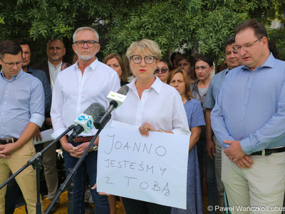 Konferencja prasowa przed budynkiem Urzędu Marszałkowskiego Województwa Lubuskiego. W środku marszałek Elżbieta Anna Polak.