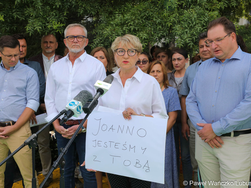 Konferencja prasowa przed budynkiem Urzędu Marszałkowskiego Województwa Lubuskiego. W środku marszałek Elżbieta Anna Polak.