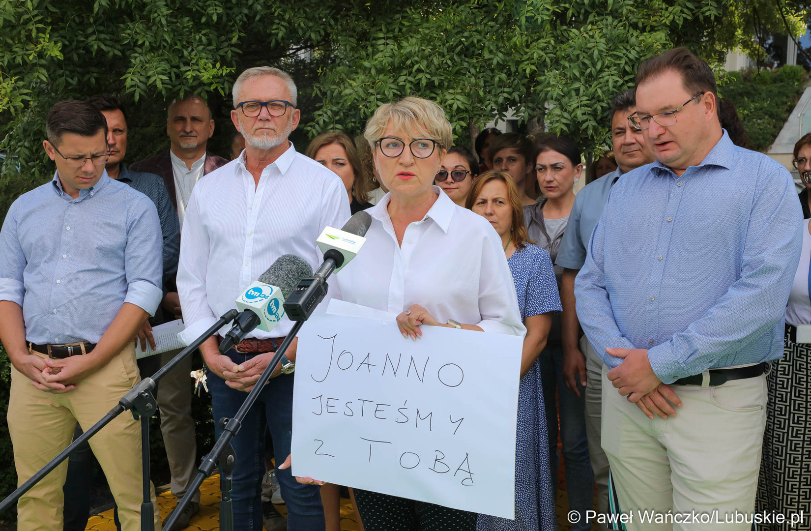 Konferencja prasowa przed budynkiem Urzędu Marszałkowskiego Województwa Lubuskiego. W środku marszałek Elżbieta Anna Polak.