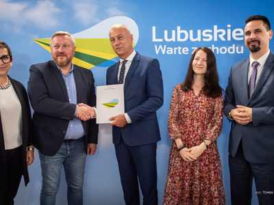 - Z wielkim przekonaniem, nadzieją i radością przygotowaliśmy dzisiaj te umowy. Życzę szczęśliwej realizacji - mówił członek Zarządu Województwa Lubuskiego Marcin Jabłoński podczas podpisania umów z samorządowcami na przygotowanie dokumentacji pod nowe ścieżki rowerowe na północy regionu.