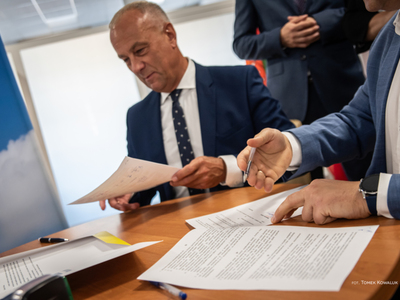 - Z wielkim przekonaniem, nadzieją i radością przygotowaliśmy dzisiaj te umowy. Życzę szczęśliwej realizacji - mówił członek Zarządu Województwa Lubuskiego Marcin Jabłoński podczas podpisania umów z samorządowcami na przygotowanie dokumentacji pod nowe ścieżki rowerowe na północy regionu.