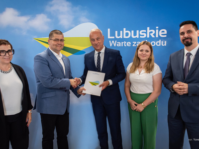 - Z wielkim przekonaniem, nadzieją i radością przygotowaliśmy dzisiaj te umowy. Życzę szczęśliwej realizacji - mówił członek Zarządu Województwa Lubuskiego Marcin Jabłoński podczas podpisania umów z samorządowcami na przygotowanie dokumentacji pod nowe ścieżki rowerowe na północy regionu.