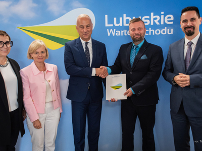- Z wielkim przekonaniem, nadzieją i radością przygotowaliśmy dzisiaj te umowy. Życzę szczęśliwej realizacji - mówił członek Zarządu Województwa Lubuskiego Marcin Jabłoński podczas podpisania umów z samorządowcami na przygotowanie dokumentacji pod nowe ścieżki rowerowe na północy regionu.