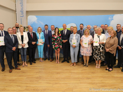 Kolejne samorządy otrzymały dofinansowanie na przygotowanie dokumentacji niezbędnych do wykonania ścieżek rowerowych. - Mam nadzieję, że w końcu ruszymy z ich szybką budową – mówił Marcin Jabłoński.