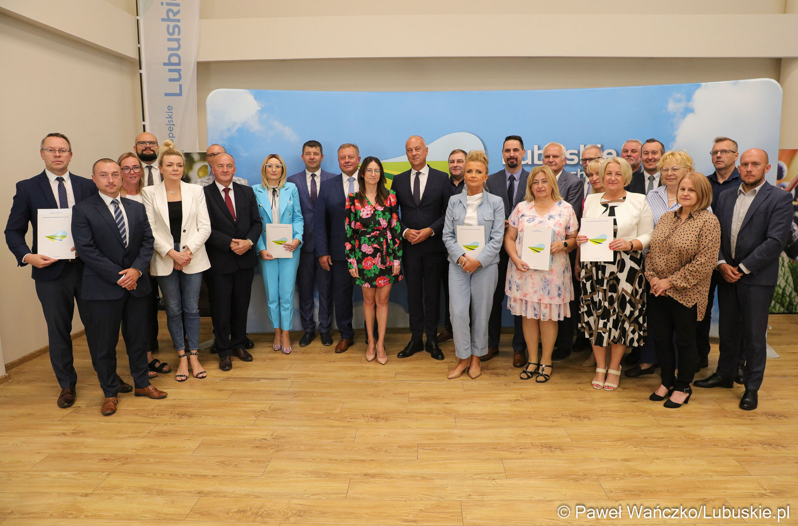 Kolejne samorządy otrzymały dofinansowanie na przygotowanie dokumentacji niezbędnych do wykonania ścieżek rowerowych. - Mam nadzieję, że w końcu ruszymy z ich szybką budową – mówił Marcin Jabłoński.