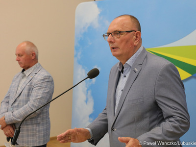 Konferencja prasowa z udziałem wicemarszałka województwa lubuskiego Stanisława Tomczyszyna i radnego województwa Zbigniewa Kołodzieja