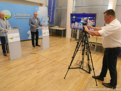 Konferencja prasowa z udziałem wicemarszałka województwa lubuskiego Stanisława Tomczyszyna i radnego województwa Zbigniewa Kołodzieja