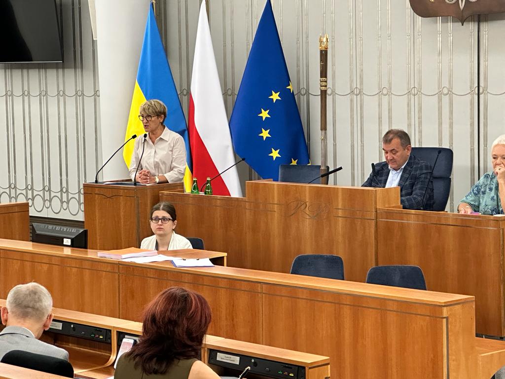 Marszałek Elżbieta Anna Polak podczas posiedzenia komisji senackiej ws. specustawy odrzańskiej