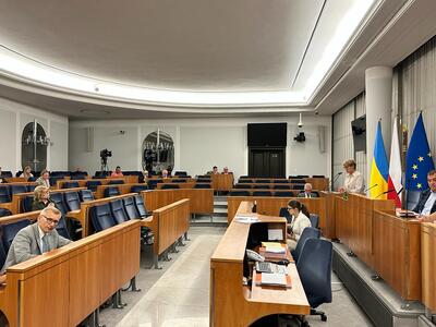 Marszałek Elżbieta Anna Polak podczas posiedzenia komisji senackiej ws. specustawy odrzańskiej
