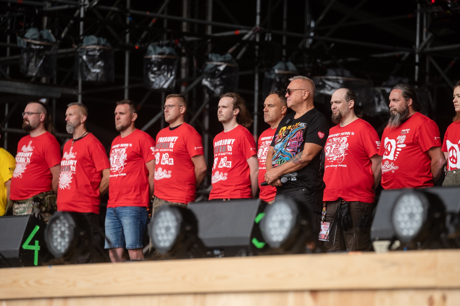 Na Pol’and’Rock Festival każdego roku obchodzona jest godzina „W”. 1 sierpnia 2023 r. o godz. 17.00 szykujący się na wydarzenie organizatorzy i pierwsi uczestnicy tegorocznej edycji oddali hołd bohaterom Powstania Warszawskiego  