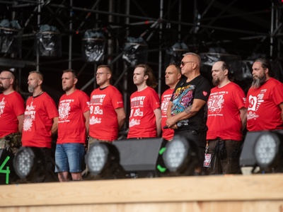 Na Pol’and’Rock Festival każdego roku obchodzona jest godzina „W”. 1 sierpnia 2023 r. o godz. 17.00 szykujący się na wydarzenie organizatorzy i pierwsi uczestnicy tegorocznej edycji oddali hołd bohaterom Powstania Warszawskiego