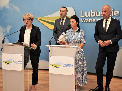 Konferencja prasowa w Urzędzie Marszałkowskim Województwa Lubuskiego, od lewej: marszałek Elżbieta Anna Polak, radny Zielonej Góry Marcin Pabierowski, prezeska Lubuskiego Centrum Pulmonologii w Torzymiu Katarzyna Lebiotkowska oraz członek zarządu województwa Marcin Jabłoński.