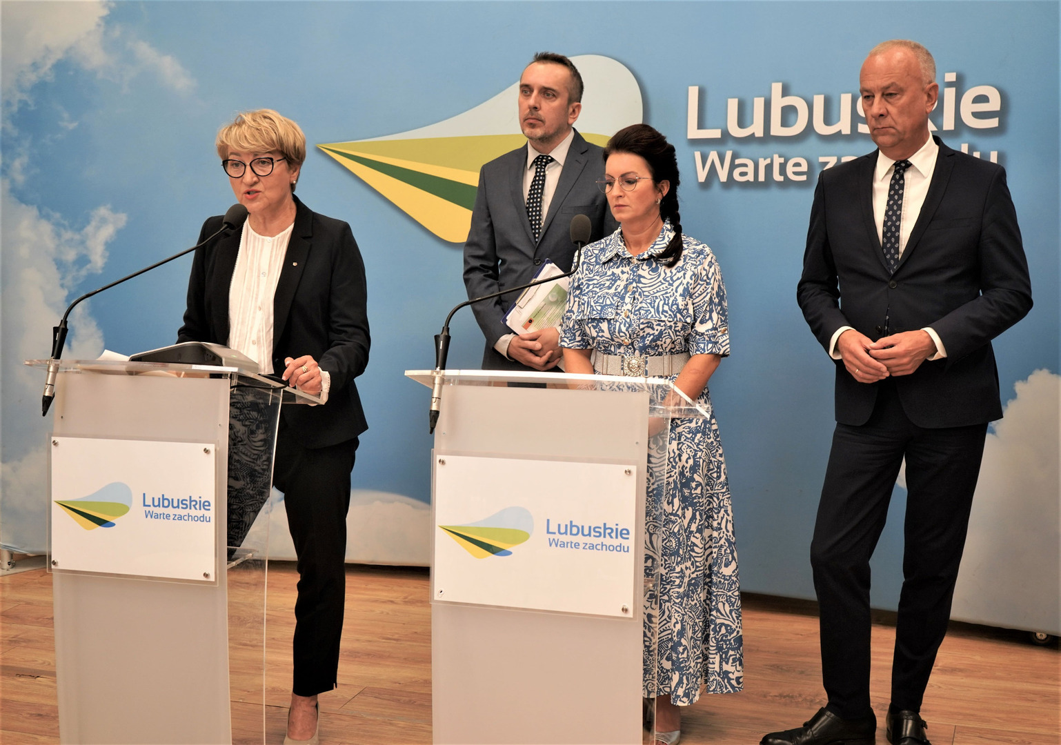 Konferencja prasowa w Urzędzie Marszałkowskim Województwa Lubuskiego, od lewej: marszałek Elżbieta Anna Polak, radny Zielonej Góry Marcin Pabierowski, prezeska Lubuskiego Centrum Pulmonologii w Torzymiu Katarzyna Lebiotkowska oraz członek zarządu województwa Marcin Jabłoński.