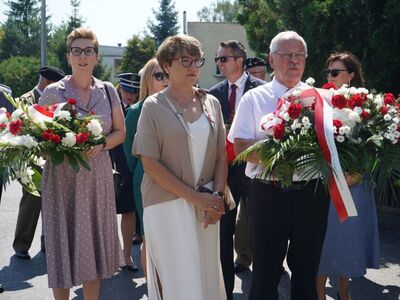 Marszałek Elżbieta Anna Polak podczas obchodów Święta Wojska Polskiego w Kożuchowie. Z lewej posłanka na Sejm Katarzyna Osos.