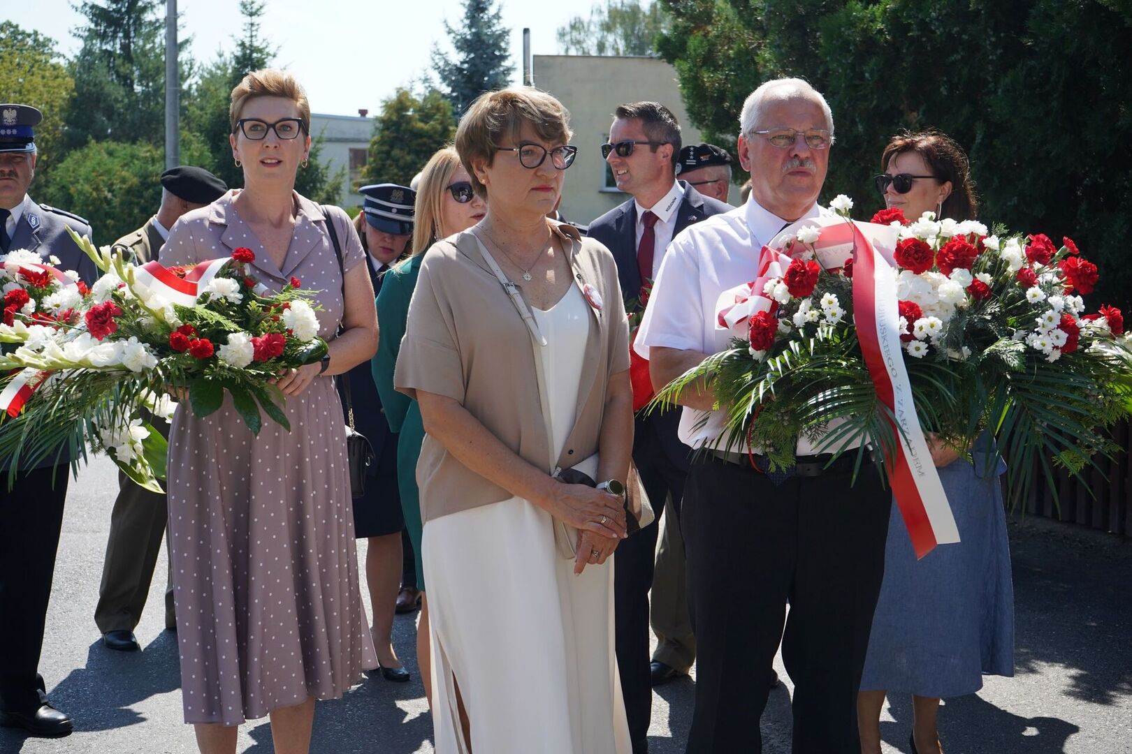 Marszałek Elżbieta Anna Polak podczas obchodów Święta Wojska Polskiego w Kożuchowie. Z lewej posłanka na Sejm Katarzyna Osos.