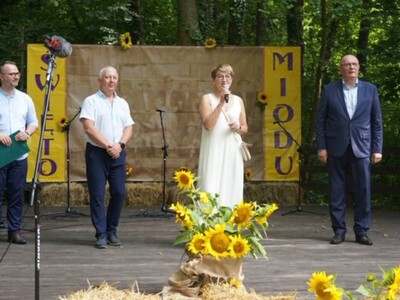 20 sierpnia 2023 r. w Muzeum Etnograficznym w Zielonej Górze Ochli odbyło się doroczne Święto Miodu. Gośćmi wydarzenia byli marszałek Elżbieta Anna Polak i wicemarszałek Stanisław Tomczyszyn.