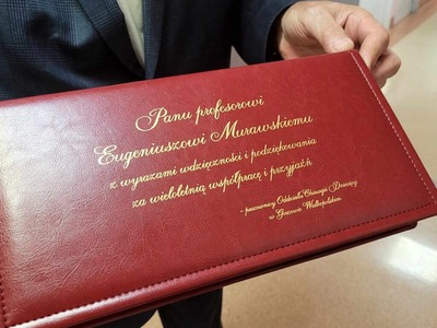 Wręczenie prezentu prof. Eugeniuszowi Murawskiemu