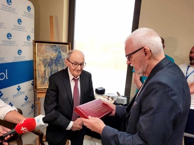 Wręczenie prezentu prof. Eugeniuszowi Murawskiemu
