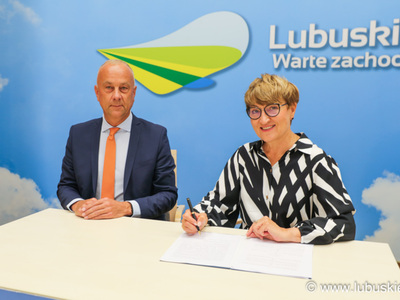 W środę 23 sierpnia 2023 r. marszałek Elżbieta Anna Polak podpisała akt notarialny formalnie powołującą spółkę, która będzie zarządzać Parkiem Technologii Kosmicznych. Obok: Marcin Jabłoński, członek Zarządu Województwa Lubuskiego.