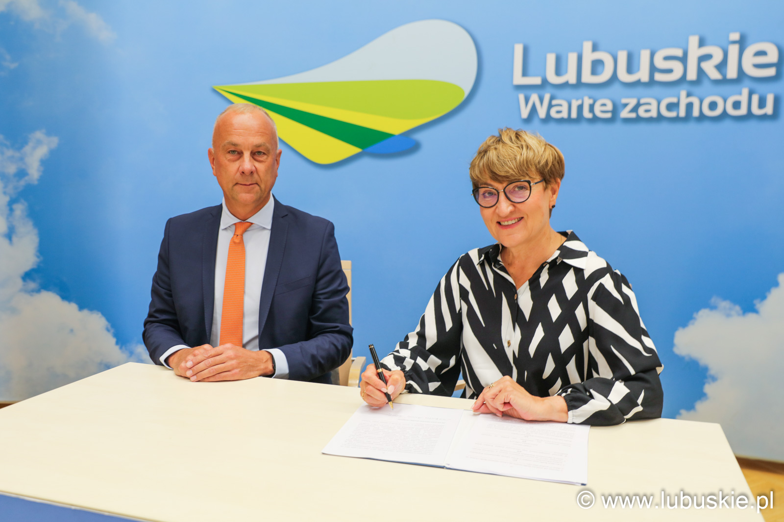 W środę 23 sierpnia 2023 r. marszałek Elżbieta Anna Polak podpisała akt notarialny formalnie powołującą spółkę, która będzie zarządzać Parkiem Technologii Kosmicznych. Obok: Marcin Jabłoński, członek Zarządu Województwa Lubuskiego.