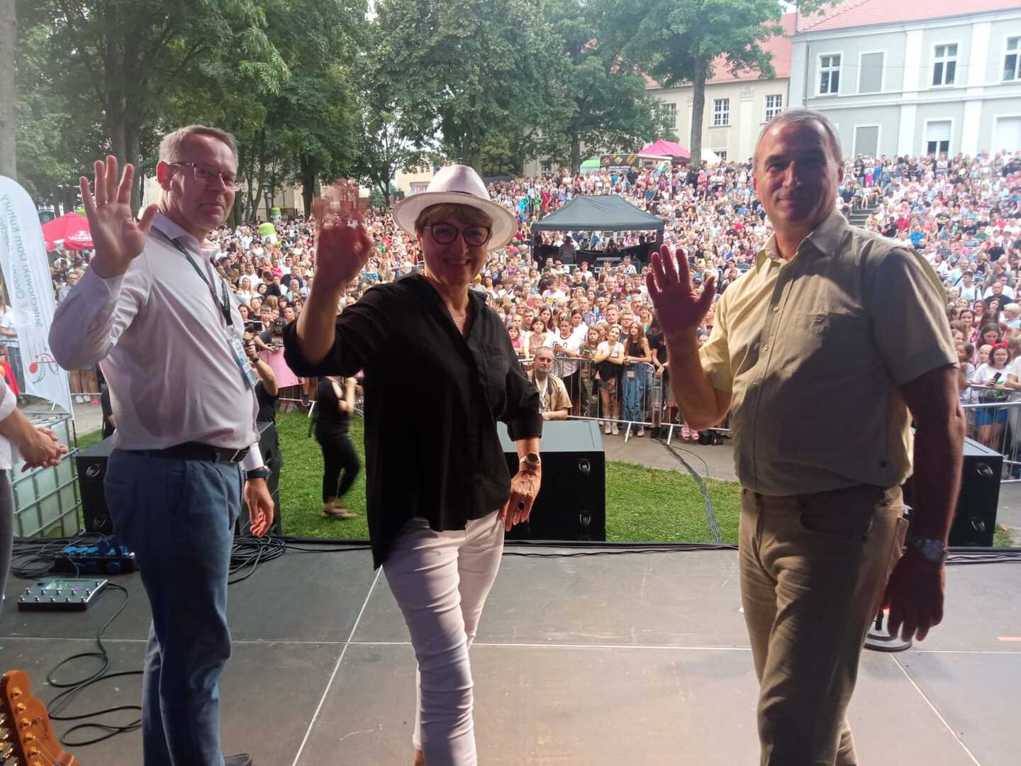 Marszałek Elżbieta Anna Polak, burmistrz Sulechowa Wojciech Sołtys oraz wicestarosta zielonogórski Stanisław Pająk na scenie Święta Województwa Lubuskiego