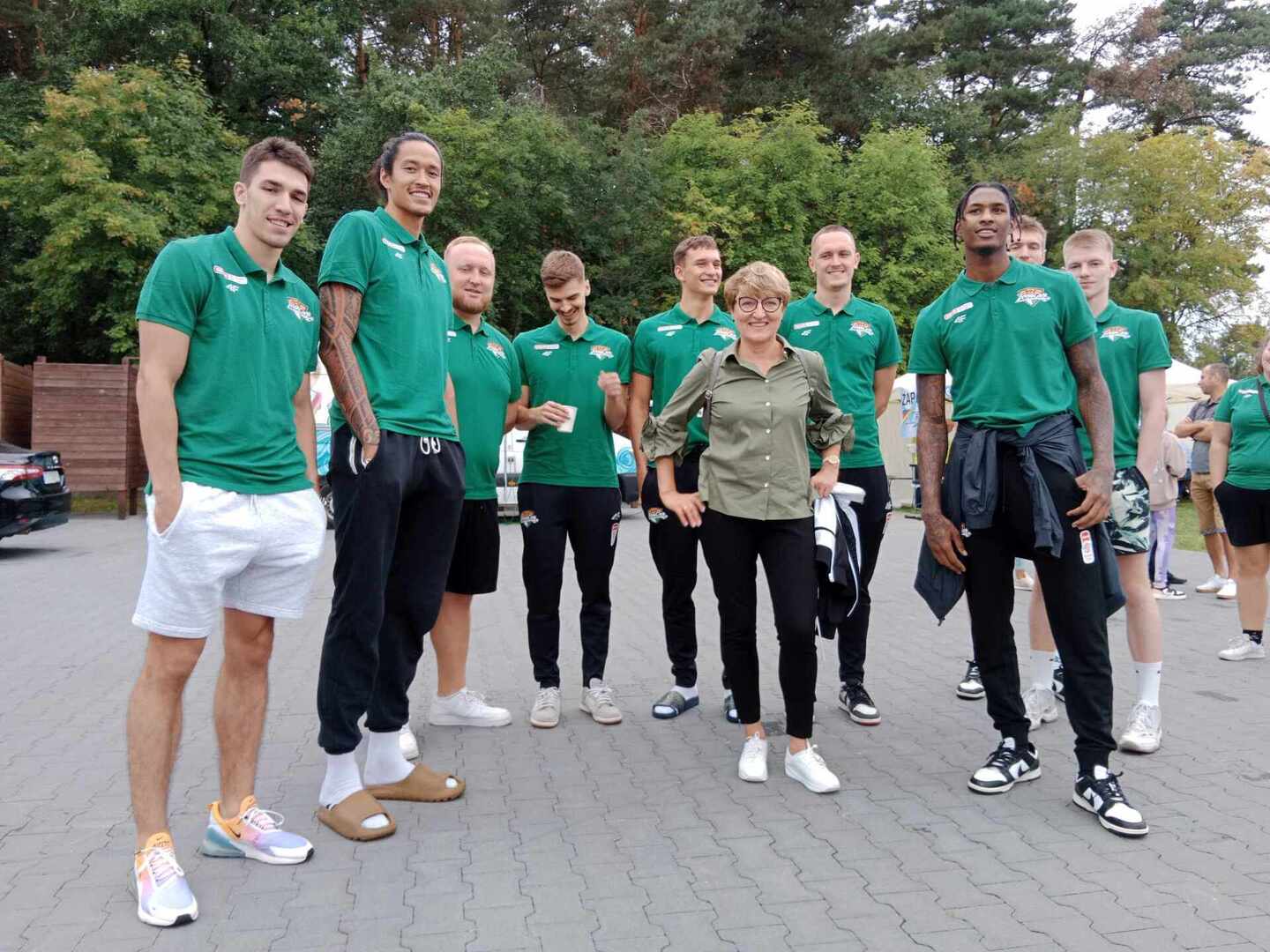 Marszałek Elżbieta Anna Polak i koszykarze ENEI BC Zastalu Zielona Góra na pikniku zdrowia w Nowogrodzie Bobrz.