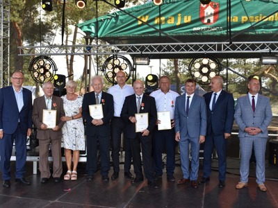 Zarząd Powiatu Żagańskiego zdecydował się na symboliczne podziękowania osobom szczególnie zasłużonym dla rozwoju Powiatu Żagańskiego. wyróżnienia wręczył m.in. wicemarszałek Stanisław Tomczyszyn (pierwszy z lewej)