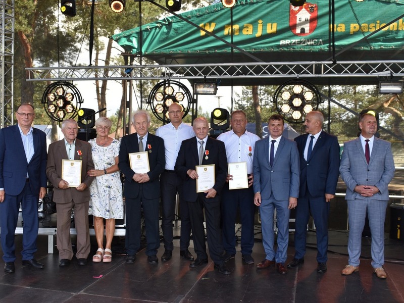 Zarząd Powiatu Żagańskiego zdecydował się na symboliczne podziękowania osobom szczególnie zasłużonym dla rozwoju Powiatu Żagańskiego. wyróżnienia wręczył m.in. wicemarszałek Stanisław Tomczyszyn (pierwszy z lewej)