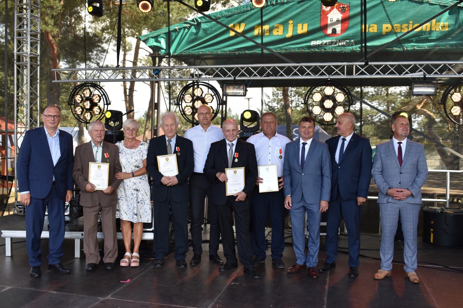 Zarząd Powiatu Żagańskiego zdecydował się na symboliczne podziękowania osobom szczególnie zasłużonym dla rozwoju Powiatu Żagańskiego. wyróżnienia wręczył m.in. wicemarszałek Stanisław Tomczyszyn (pierwszy z lewej)
