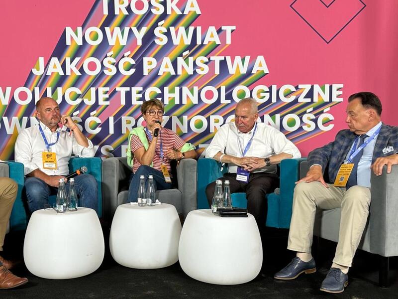 Wydarzenie specjalne pt. Równomierny rozwój regionów w kontekście zmian demograficznych odbyło się w Namiocie Centralnym. Obok marszałek Elżbiety Anny Polak w panelu wzięli udział: Gustaw Marek Brzezin – marszałek województwa warmińsko-mazurskiego, Piotr Całbecki – marszałek województwa kujawsko-pomorskiego oraz Adam Struzik – marszałek województwa mazowieckiego.