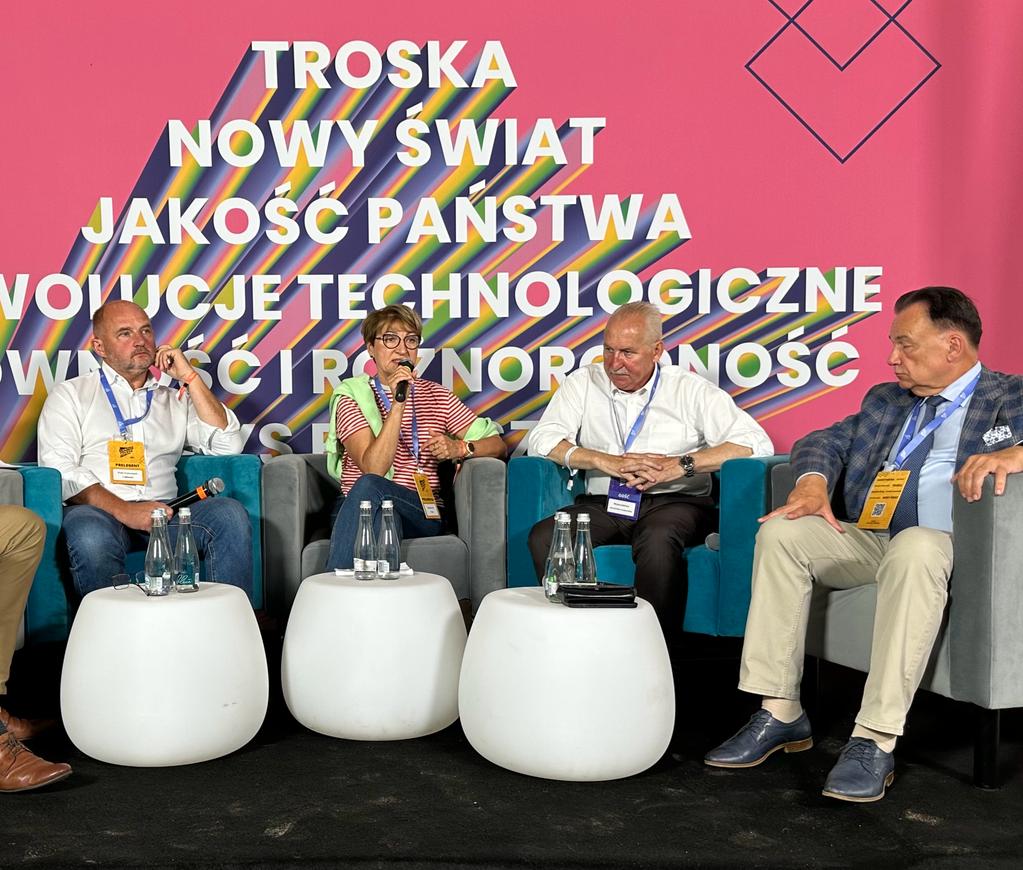 Wydarzenie specjalne pt. Równomierny rozwój regionów w kontekście zmian demograficznych odbyło się w Namiocie Centralnym. Obok marszałek Elżbiety Anny Polak w panelu wzięli udział: Gustaw Marek Brzezin – marszałek województwa warmińsko-mazurskiego, Piotr Całbecki – marszałek województwa kujawsko-pomorskiego oraz Adam Struzik – marszałek województwa mazowieckiego.