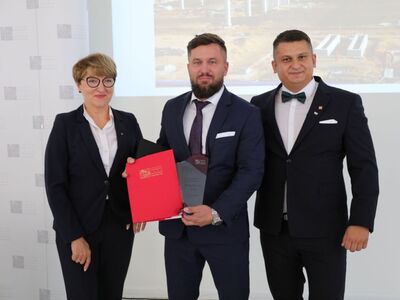 Podczas konferencji marszałek Elżbieta Anna Polak wręczyła nagrodę dla Lubuskiego Kreatora Budownictwa. Została nim Firma M&J Modern Construction. Z prawej prezes LOIIB Wojciech Poręba.