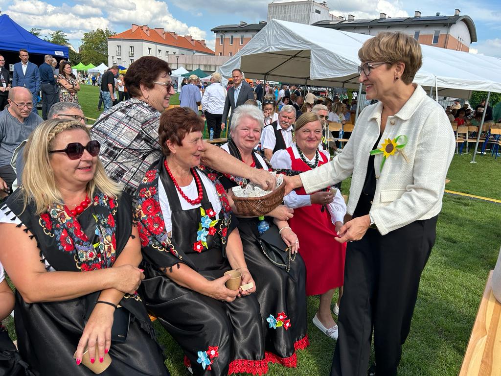 Marszałek Elżbieta Anna Polak w trakcie ceremoniału dzielenia się chlebem