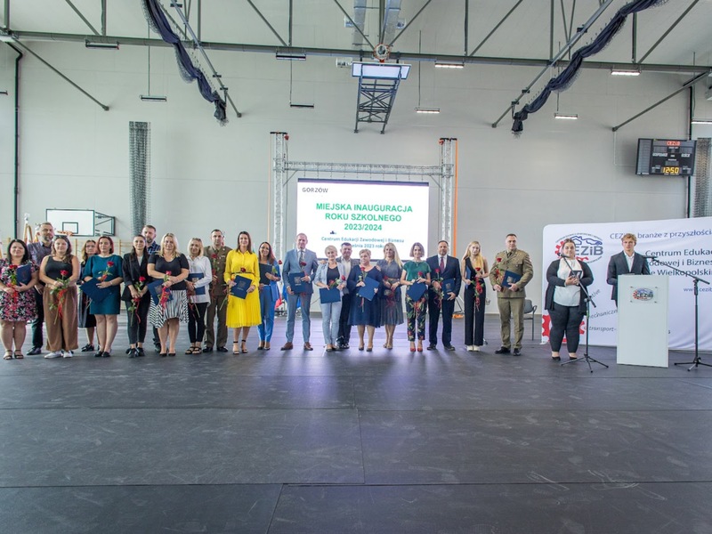 Miejska inauguracja roku szkolnego 2023/2024 w Gorzowie Wlkp. po raz pierwszy odbyła się w Centrum Edukacji Zawodowej i Biznesu przy ul. Warszawskiej. W uroczystości wziął udział wicemarszałek Łukasz Porycki. 