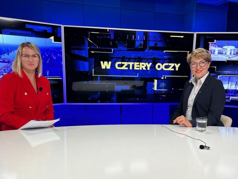 Marszałek Elżbieta Anna Polak (z prawej) w studiu Lubuskiego Centrum Informacyjnego. Z lewej prowadząca rozmowę Katarzyna Kozińska.