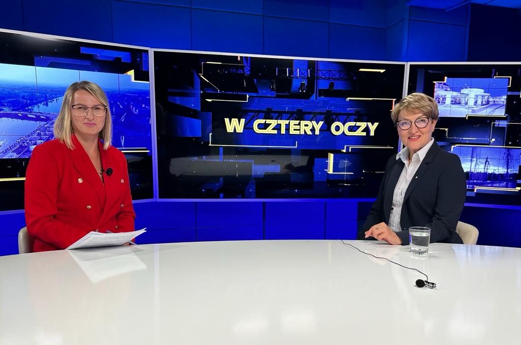 Marszałek Elżbieta Anna Polak (z prawej) w studiu Lubuskiego Centrum Informacyjnego. Z lewej prowadząca rozmowę Katarzyna Kozińska.