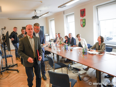 Wiceprezydent Zielonej Góry Krzysztof Kaliszuk i prezydent Janusz Kubicki wychodzą ze spotkania chwilę po tym, jak radni i społecznicy zaczęli zadawać mu pytania.