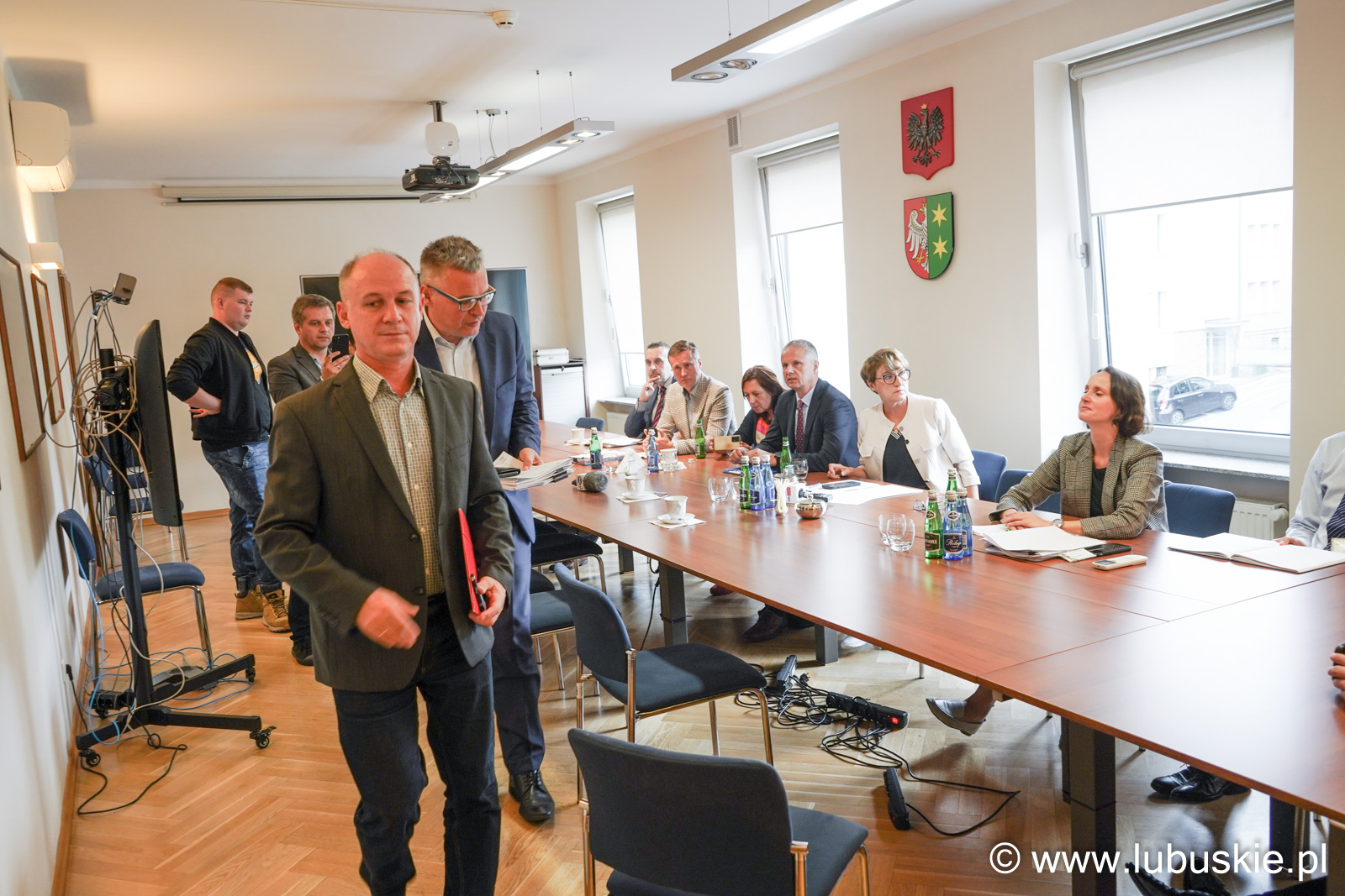 Wiceprezydent Zielonej Góry Krzysztof Kaliszuk i prezydent Janusz Kubicki wychodzą ze spotkania chwilę po tym, jak radni i społecznicy zaczęli zadawać mu pytania.
